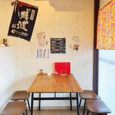 店内には、様々なシーンに対応するお席をご用意！沖縄の風を感じるアットホームなテーブル席は、気心知れた仲間とのご宴会や女子会にぴったりです。