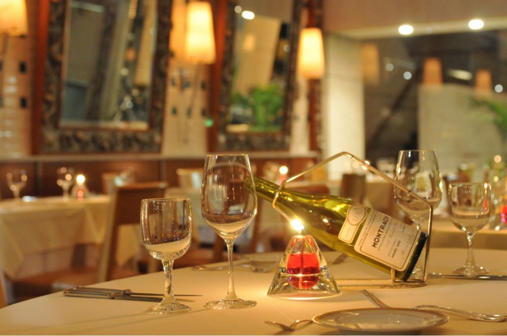 キャンドルが灯すラグジュアリーな大人のディナータイム。