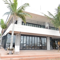 開放的なテラス席