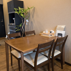 当店のテーブル席は、賑やかでアットホームな雰囲気です。女子会やママ友とのランチなどにも最適なお席です。