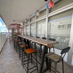 １０名以上座れる広いバルコニー席もございます。街並みを眺めながらお食事とお酒をお楽しみください。土曜の夜８時には近くから打ち上げられる花火もちょっとだけ見えますよ！