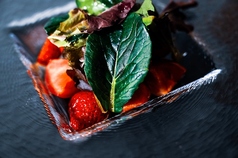 フルーツトマトと苺のサラダ