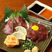 大人気の馬刺し盛合わせ！熊本から直送している本場の味をご堪能くださいませ！