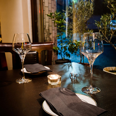 明るい窓際の席で、開放感を味わいながらの食事は特別な体験！少人数での利用が可能なテーブル席は、恋人とのデートや友達との楽しい集まりにぴったりです。プライベート感を重視するなら、貸切のオプションも用意しているので、思い出に残る時間を過ごせます。心温まる料理と共に、贅沢なひとときをお楽しみください♪