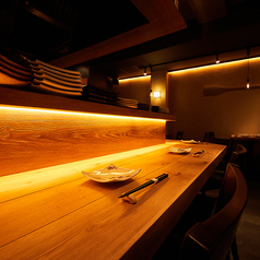 目の前で炉端焼きや逸品料理の調理風景が楽しめるカウンター席もご用意しております。五感で愉しむ当店の数々の逸品料理を是非、カウンター席でご堪能ください。町田エリアでのひとり飲みやディナー、デートにおすすめです。【町田/居酒屋/炉端焼き/土鍋ご飯/創作料理/飲み放題/貸切/宴会/デート】