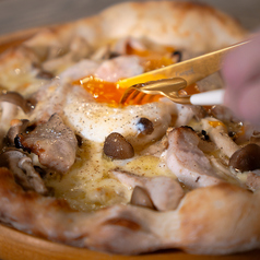 カルボナーラ（クリームソース・チーズ・塩豚・きのこ・半熟玉子）