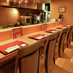 デートなどでも使いやすいカウンター席をご用意しております。調理の様子も目の前で見ることができるので、料理を待つ時間もお楽しみいただけます。