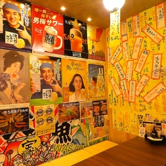 広々とした座敷は、子ども連れや大人数でも安心。焼き鳥や串カツを囲みながら、会話も弾むあたたかい時間を過ごせます。誕生日会や親しい人との集まりにもぴったりです。