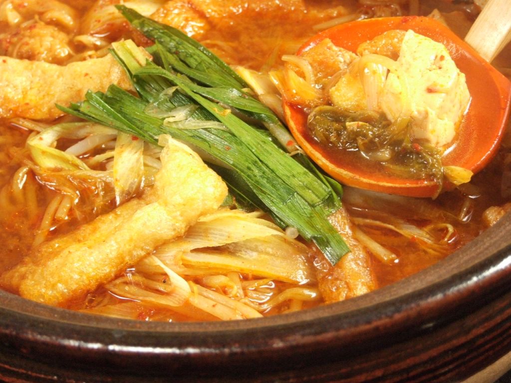 名古屋味噌と赤唐辛子ブレンドの秘伝のスープがクセになる！一度食べたらやみつき♪