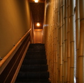 ドアを開けると竹の壁と共に店内に繋がる階段。階段を登ると…