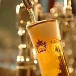 サッポロライオン伝統の一度注ぎ生ビール。和食のつまみと一緒にお楽しみください。