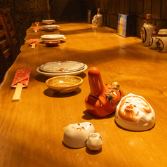 【個室完備】全席掘りごたつ!大小の個室を各種ご用意しております。10名様まで収容可能な個室は、落ち着いた雰囲気のゆったりとした空間となってております!各種ご宴会にぜひご利用ください。宴会予約も大歓迎!2時間飲み放題付きコースも充実しておりますので是非ご利用ください。