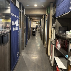 《賑やかさ×安心感》活気ある店内にいながらも、落ち着いて過ごせるボックス席をご用意しています！仕事帰りの同僚とのサク飲みにも◎