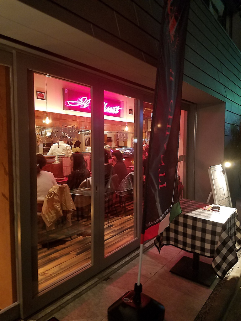 外から見えるお洒落な空間です。是非、中に入ってみて下さい！