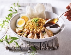 特製シンガポールチキンピラフ(2辛)※とても辛い生唐辛子添え/から揚げのチリトマピラフ(1辛)