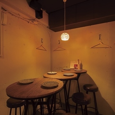 〈6名様用テーブル席〉落ち着いた雰囲気の店内でゆったりとお食事をお楽しみいただけます。