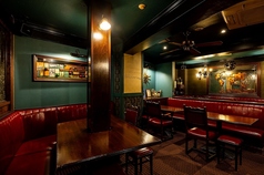 最大40名様で貸切可能な広々とした店内。地下にある店内は人目を気にすることなく盛り上がれます。店内には２台のモニターがあるため、会社宴会などのお楽しみコンテンツやスポーツ観戦などでもご利用頂くことが可能です♪コースはシーンに合わせて多数ご用意していますので、店舗までお気軽にお問い合わせください。