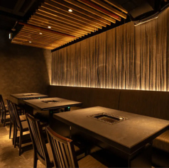 横長のソファーテーブル席はゆったりとお寛ぎ頂けます。