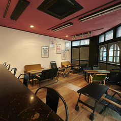 ゆったりとくつろげるソファー席をご用意しています♪温かみのあるデザインと心地よいクッションが特徴で、友人との食事や特別なデートに最適なお席となっています。