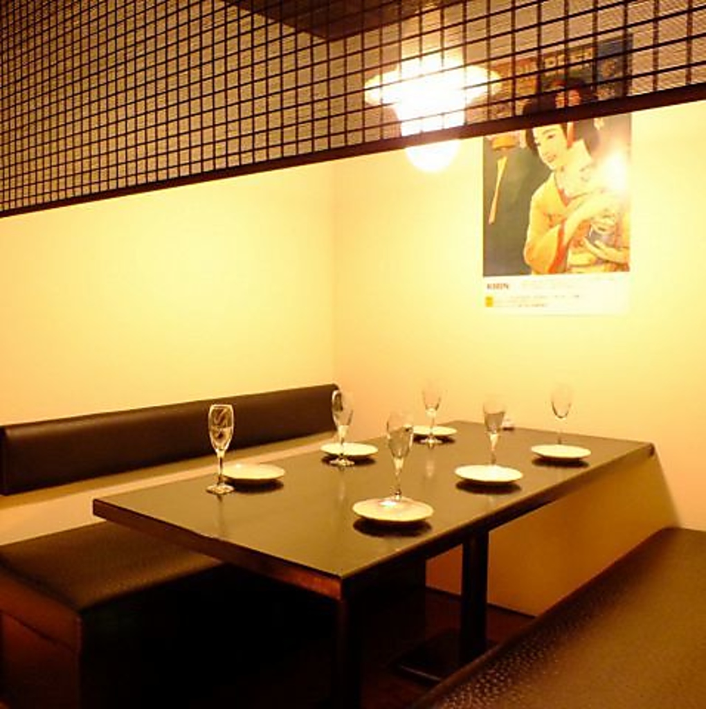 6名様～広々としたテーブル席をご用意しています。パーテーションを区切って個室風にも利用可能です