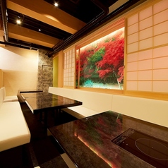 奥には4名様のお席が4テーブルございます。テーブルを繋げて、宴会でのご利用も可能です。