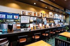 カウンター席は、料理人の技を間近で見ることができる特等席です。目の前で仕上げられる自家製のちゃんぽんは、味わいも格別。お一人様でも気軽にご利用いただけます♪