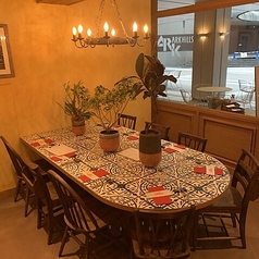 横並びの円卓席です。8名掛けのシェアテーブルになっております。