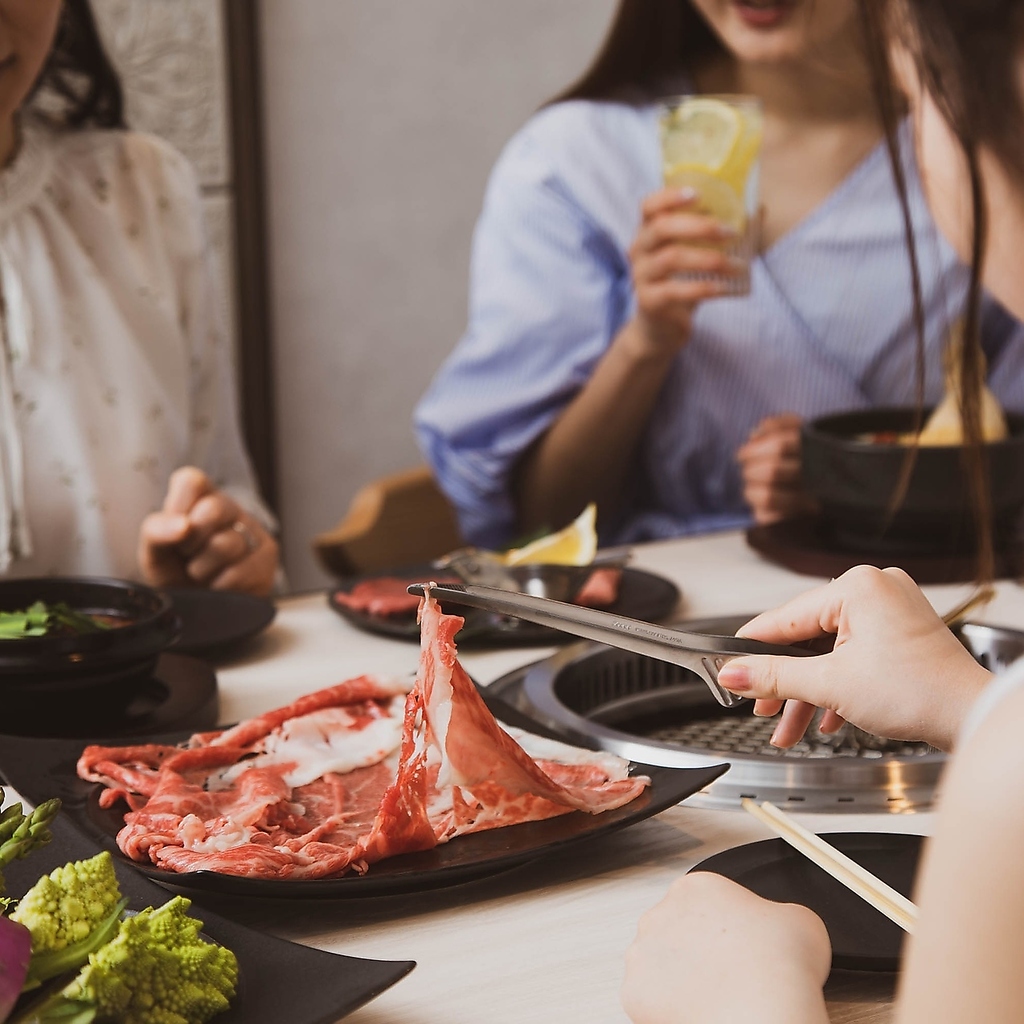 カジュアルな空間を宴席に