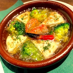 とろけるカマンベールのアヒージョ 彩り野菜とアンチョビガーリック