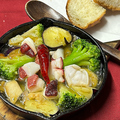 料理メニュー写真&nbsp;タコと野菜のアヒージョ