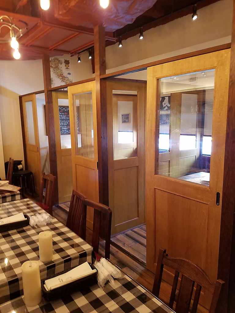 扉付きの個室が3部屋、少し狭いけど5人迄いけます！予約必須です！時間制を取らせていただく場合有