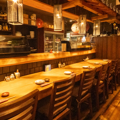 【カウンター席】落ち着いた雰囲気のカウンターは居心地抜群でゆっくりとお過ごしいただけます!1名様から利用出来るので、仕事帰りにフラッと立ち寄れます。地元の方はもちろん、出張や観光で高知のお越しの方もお気軽にお立ち寄りください♪ご来店お待ちしております!