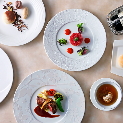 高級食材を贅沢に使った料理を心躍るコース構成で提供。♪
