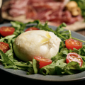 料理メニュー写真&nbsp;イタリア産 ブラータチーズとルーコラのサラダ 