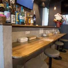 カウンター席は5席ご用意。お一人様やデートにも最適な落ち着いた空間で、ゆったりと過ごすことができます。