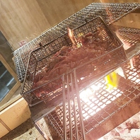 名物！香ばしさ抜群「炎のカゴ焼き」