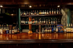 お酒を飲みながら黄昏たい。そんな夜もありますよね。そんな時はこちらのカウンター席。お一人様はもちろん、会社帰りやデートなど２人でのご利用も可能です♪おすすめのお酒を提供させて頂きます。小腹がすいたら、お食事もどうぞ！大人な夜を楽しみに