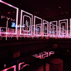ピンクネオンが印象的な完全個室を完備。友達同士の集まりや女子会、誕生日パーティーにも人気。シーシャ・スイーツ・カラオケで盛り上がる錦エリアの新感覚夜カフェです。