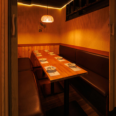 宴会向きの大人数用ソファー席！コース飲み放題だけではなく単品飲み放題も！充実したドリンクメニューからお気に入りを見つけ、みんなで乾杯!!楽しい時間をお過ごしください【新宿 &nbsp;居酒屋 個室 誕生日 記念日 宴会 女子会 食べ放題 飲み放題 食べ飲み放題】