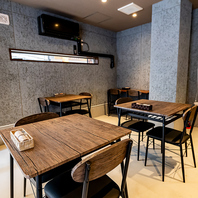 【自然光が差し込むテーブル席】