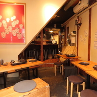 【都会を忘れるロッジ風の店内♪】