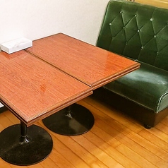 深緑のソファーのあるお席をご用意しております♪ランチやテイクアウトをお待ちの間にご利用ください。