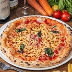 石窯ピッツァを中心にランチタイムは人気がございます。