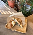 料理メニュー写真&nbsp;スモークサーモンとバジルモッツァレラ