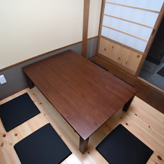 当店では4名のお座敷を1席ご用意しております。ご友人との飲み会や旅行での宴会にぴったりのお席となっております。