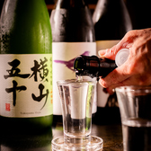 全国各地から厳選した日本酒や本格焼酎を豊富に取り揃えております。素材の持ち味を活かした自慢の料理を引き立てる銘酒の数々は、お酒好きの方にも納得のラインナップ。会社宴会や各種お集まりに最適な、飲み放題付きの贅沢な宴会プランもご用意しています。大人数の集まりから大切な会食まで幅広くご利用ください。