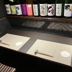 カウンター席はシンプルで落ち着いた雰囲気が魅力の一つ。友人との楽しいひと時や、一人飲みにもぴったりなお席です。お仕事帰りなどのご利用にいかがでしょうか？居心地の良い空間でリラックスしながらお食事を堪能ください。