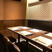 【貸切の特別感を味わう】20名様以下の貸切が可能な当店は、親しい友人や大切な人との特別なひとときを演出します。落ち着いた雰囲気の中で心温まる料理を楽しむことができ、ゆったりとした時間が流れます。プライベートな空間で人目を気にせず、会話を楽しむのにぴったりな場所です。