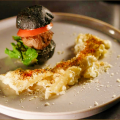 黒炭火スライダーバーガーとマカロニチーズ