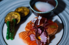 サーモンの瞬間燻製　温泉卵ソース